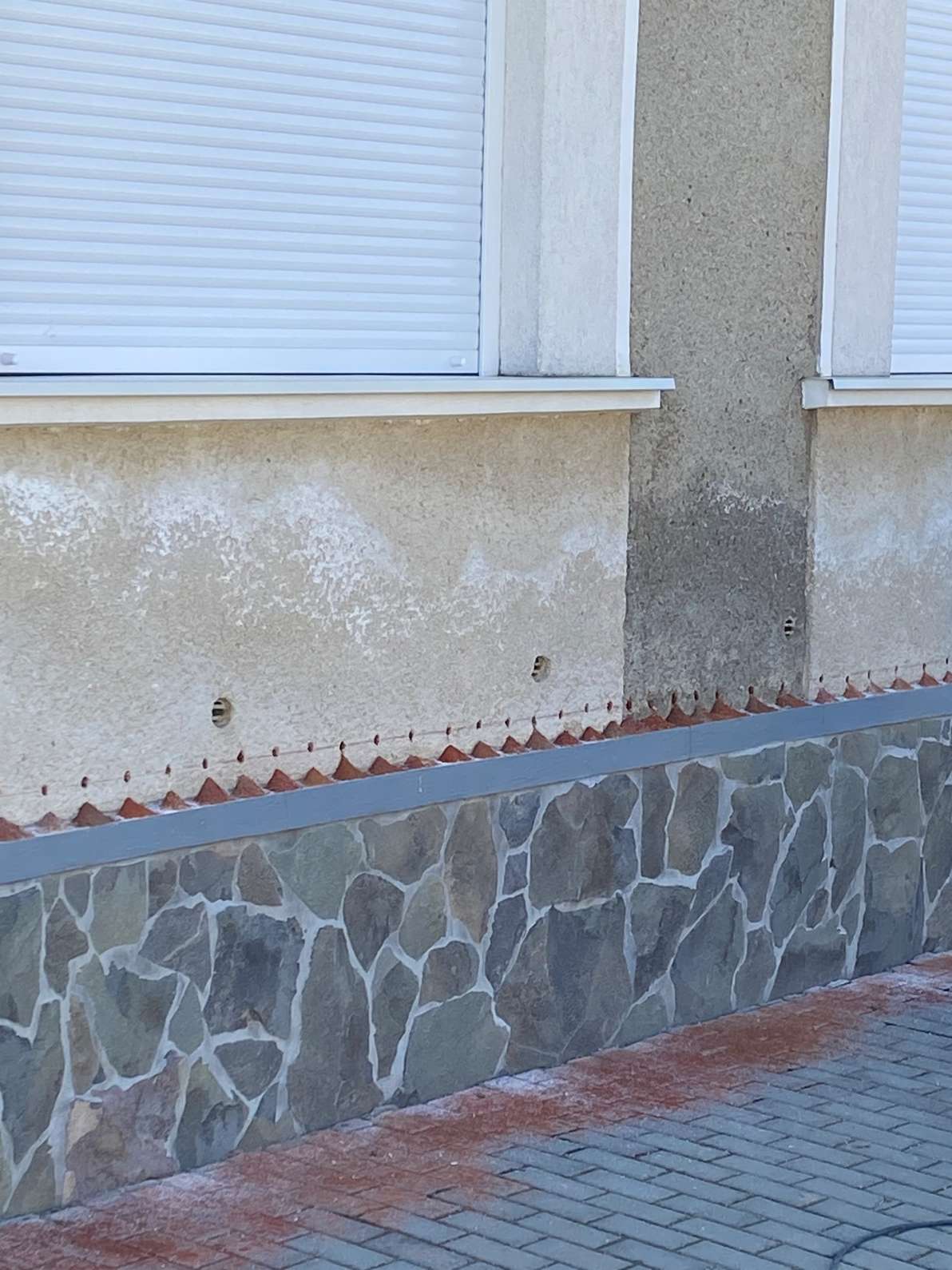 Salétromos fal, amely szakszerű kezelést igényel