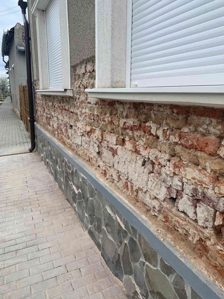 Ez a kép egy salétromos téglafalat ábrázol.